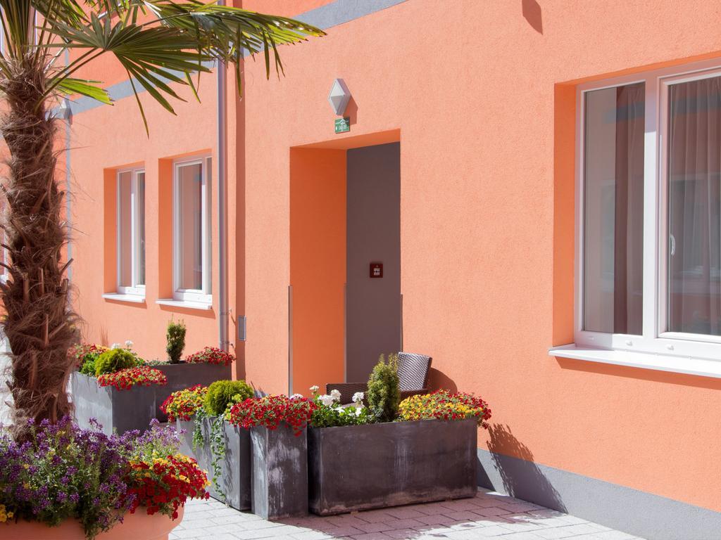Winrooms "Hotel&Appartement" Bécsújhely Kültér fotó
